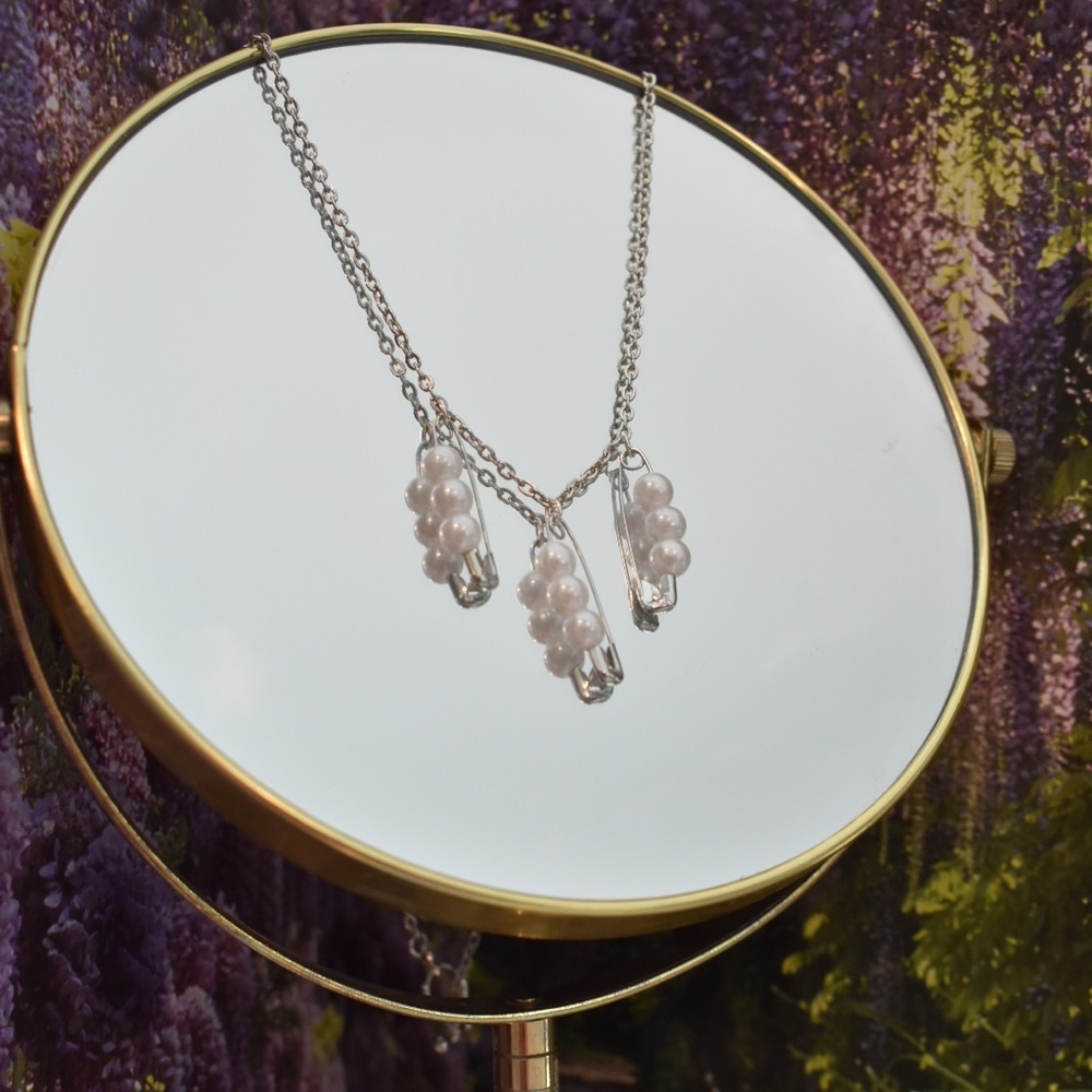 SAFETY PIN PEARL necklace